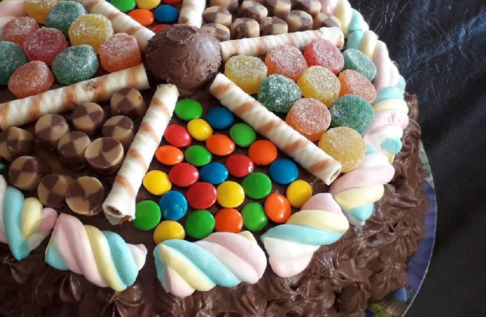 Córdoba insólita: puso la torta de cumpleaños en una palangana, no pudo sacarla y tomó una drástica decisión