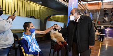 El gobernador visitó el nodo de vacunación del Club Caja Popular.