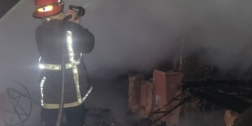 Incendio consumió por completo una cabaña en Santa Ana.