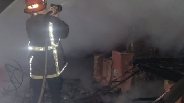 Incendio consumió por completo una cabaña en Santa Ana.