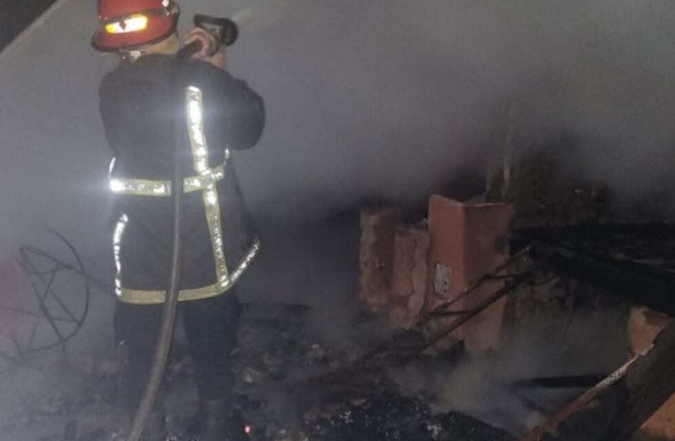 Incendio consumió por completo una cabaña en Santa Ana