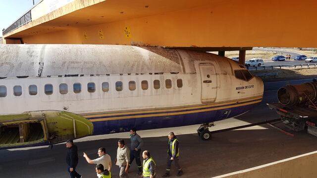 Avión atascado en un puente de circunvalación (José Hernández / La Voz)