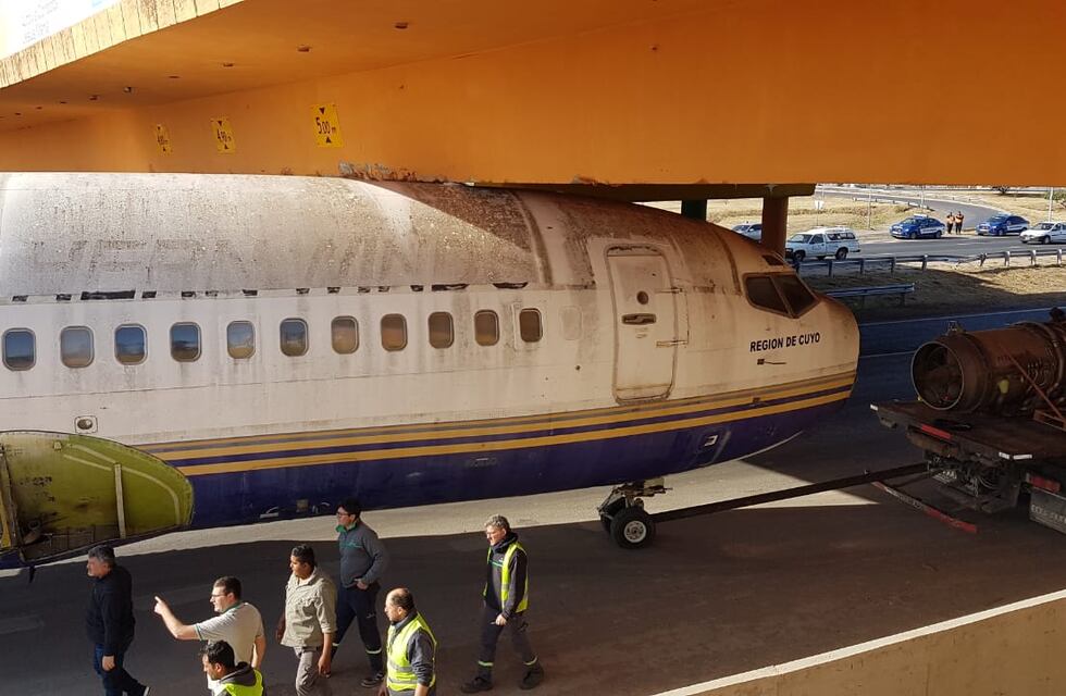 Córdoba: por qué un avión era remolcado por la ciudad