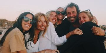 Ricky Sarkany junto a sus cuatro hijas y esposa.