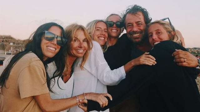 Ricky Sarkany junto a sus cuatro hijas y esposa.