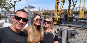 Agustina Gandolfo en Buenos Aires junto a sus papás en su viaje de visita a Argentina.