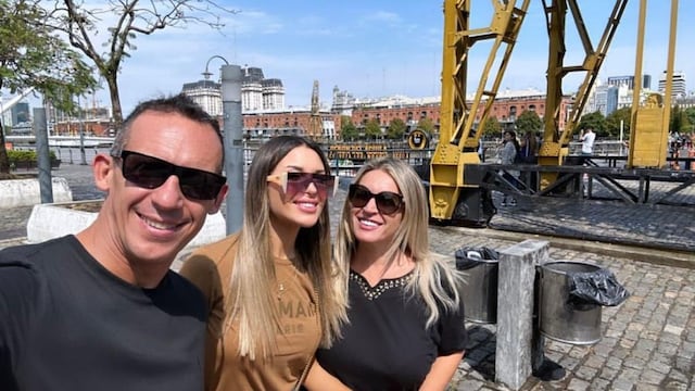 Agustina Gandolfo en Buenos Aires junto a sus papás en su viaje de visita a Argentina.
