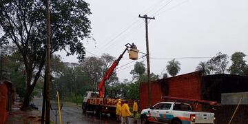 Puerto Iguazú: el temporal dejó destrozos en la red eléctrica y aún hay barrios sin luz.