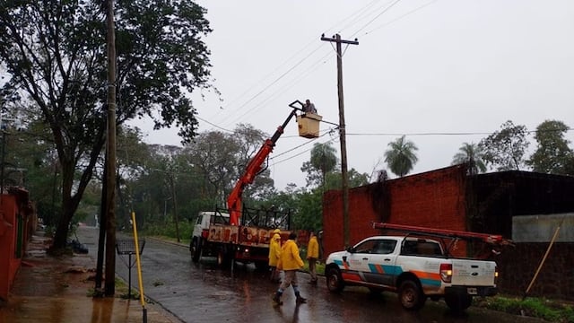 Puerto Iguazú: el temporal dejó destrozos en la red eléctrica y aún hay barrios sin luz.