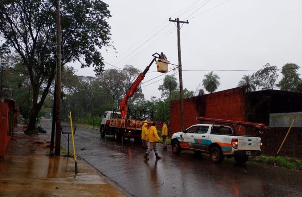 Puerto Iguazú: el temporal dejó destrozos en la red eléctrica y aún hay barrios sin luz