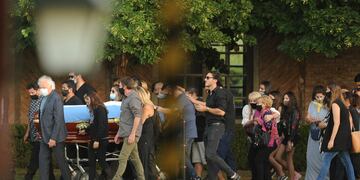 Despedida de Diego Maradona
Jardin Bella Vista
Ingreso de familiares al cementerio donde ser� enterrado el cuerpo de Diego Maradona
Foto Juano Tesone