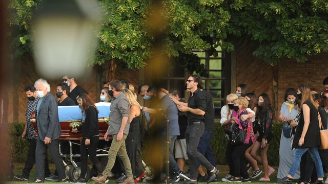 Despedida de Diego Maradona
Jardin Bella Vista
Ingreso de familiares al cementerio donde ser� enterrado el cuerpo de Diego Maradona
Foto Juano Tesone