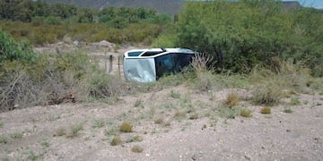 El VW Gol volcó y quedó al costado de la ruta.