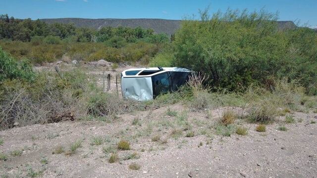El VW Gol volcó y quedó al costado de la ruta.