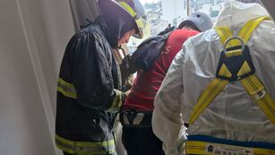 Bomberos de Rafaela realizando el operativo de rescate
