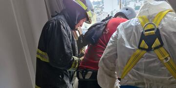 Bomberos de Rafaela realizando el operativo de rescate