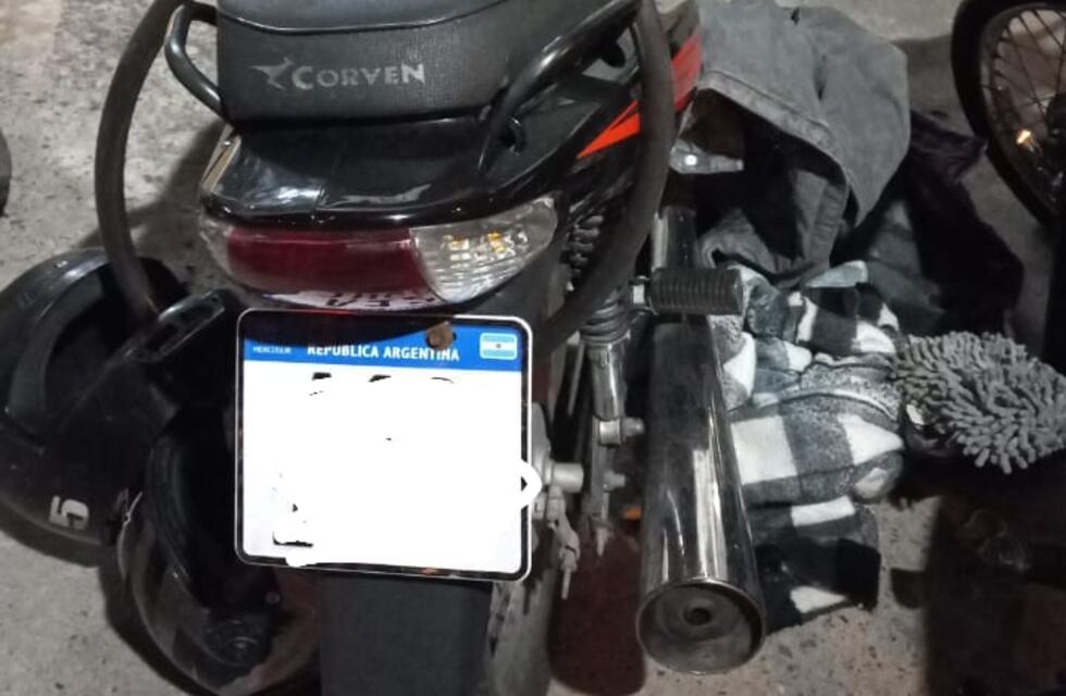 Sorprendieron a 2 menores “revisando” motos