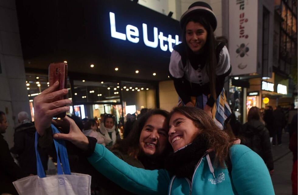 Rosario celebra la última "Noche de las Peatonales" del 2023 con shows y propuestas para Navidad