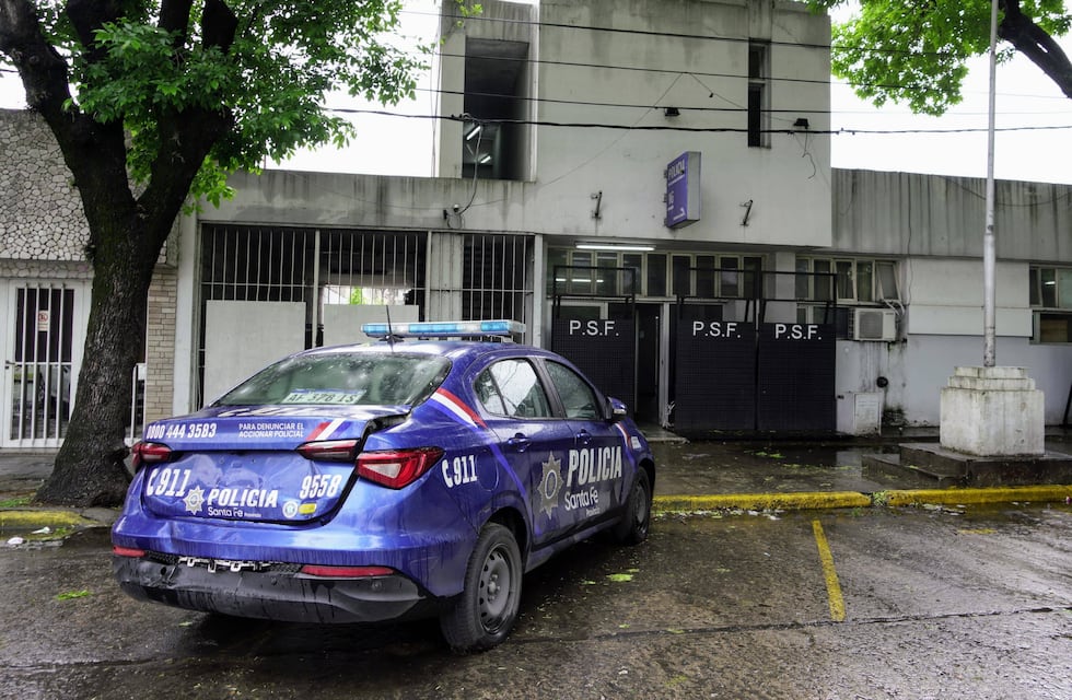 Fuga masiva en la Comisaría 16° de Rosario: la policía busca a 13 evadidos