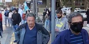 El médico Jorge Gil esta señalado como quien le llevó plata y pasajes a la denunciante de Parisí para morigerar su testimonio.