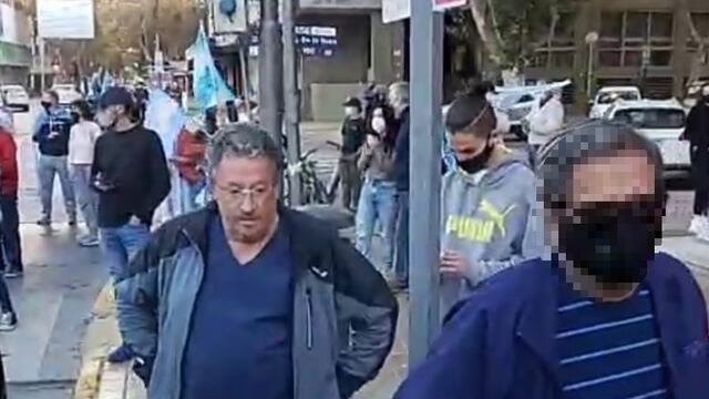 El médico Jorge Gil esta señalado como quien le llevó plata y pasajes a la denunciante de Parisí para morigerar su testimonio.