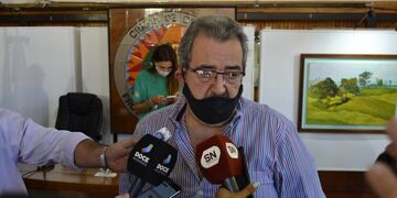 Santiago Marrodán, nuevo presidente, dando declaraciones a la prensa luego de la votación
