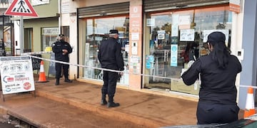 La policía analiza cámaras de seguridad para hallar al delincuente.
