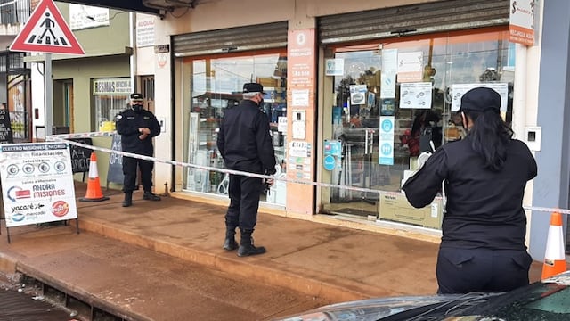 La policía analiza cámaras de seguridad para hallar al delincuente.