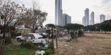 En el Polígono Refinería se advierte el contraste con los edificios lujosos de Puerto Norte.
