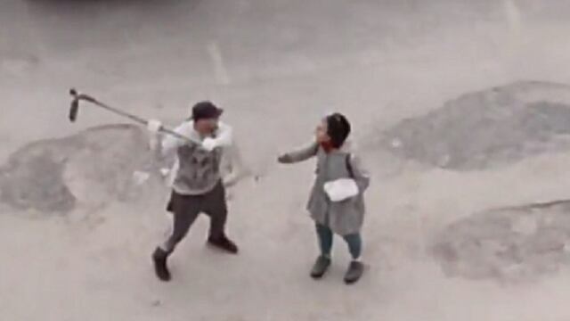 El hombre golpeó el brazo de la mujer y le dejó una posible fractura.