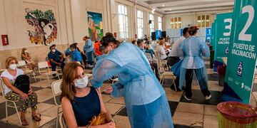 Desde este martes, vacunaron a mayores de 65 años con más de un trastorno de salud.
