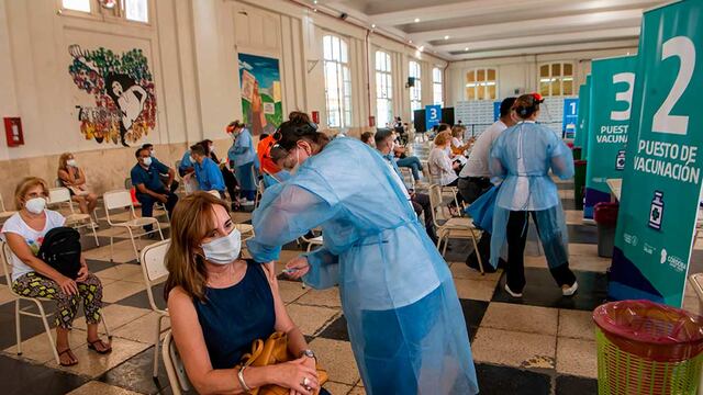Desde este martes, vacunaron a mayores de 65 años con más de un trastorno de salud.