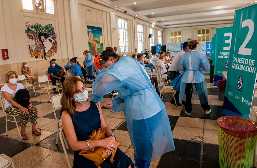 Desde este martes vacunan a personas de más de 65 años en Córdoba