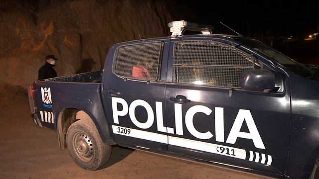 Mendoza 18 de julio de 2021 
Femicidio en La Favorita.
Un vecino dio con el cuerpo detrás del ex hotel Kilimanjaro. Al parecer, los restos fueron devorados por animales. Se activó el protocolo por femicidio.
El cadáver de una mujer fue hallado la tarde de este domingo en el barrio 31 de Mayo, en la zona de La Favorita, en Ciudad. Al parecer, los restos fueron devorados por animales. Se activó el protocolo ante un posible femicidio.
Foto: Orlando Pelichotti / Los Andes