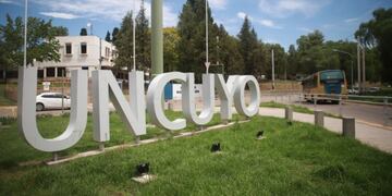 Un estudiante de la UNCuyo encontró algo insólito en un baño y se hizo viral