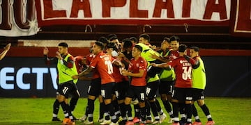 Independiente celebra el gol de Domingo Blanco que la da la clasificación a cuartos de final.