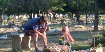 Un papá escucha los partidos del Santo junto a la tumba de su hijo fallecido en 2016.