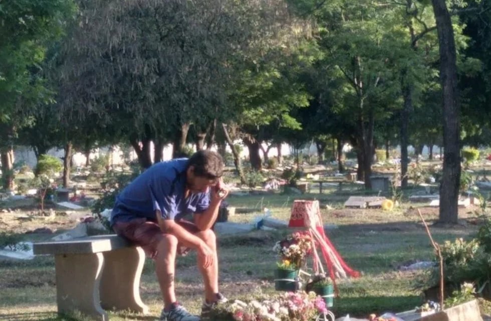Amor sin límites: un papá escucha los partidos de San Martín junto a la tumba de su hijo