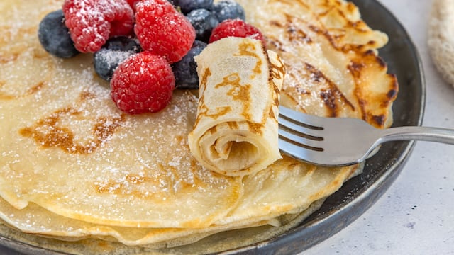 La receta para hacer panqueques proteicos con solo 3 ingredientes.