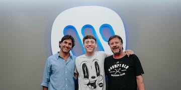 De izquierda a derecha: Ignacio Amato-Artist Manager, Paulo Londra y Quique Londra, padre del artista.