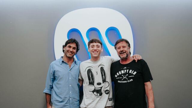 De izquierda a derecha: Ignacio Amato-Artist Manager, Paulo Londra y Quique Londra, padre del artista.