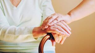 La denigraron por trabajar en un geriátrico y la joven enfermera se viralizó por su reflexión.