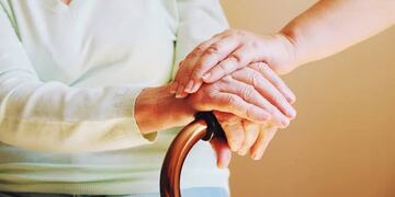 La denigraron por trabajar en un geriátrico y la joven enfermera se viralizó por su reflexión.