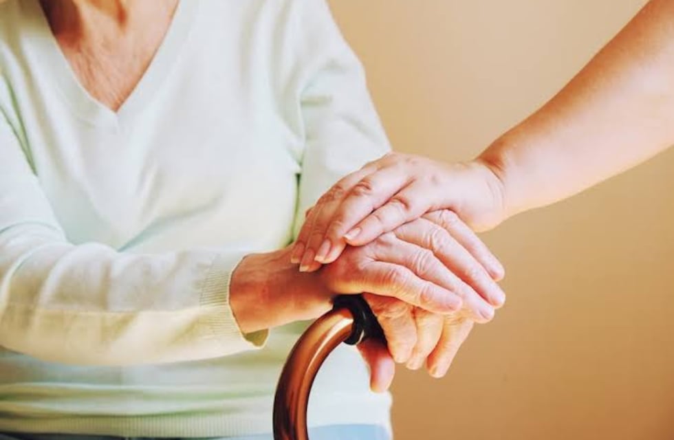 Córdoba: la denigraron por trabajar en un geriátrico y la joven enfermera se viralizó por su reflexión