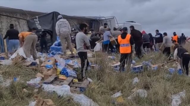 Volcó un camión en Pringles y los vecinos lo saquearon