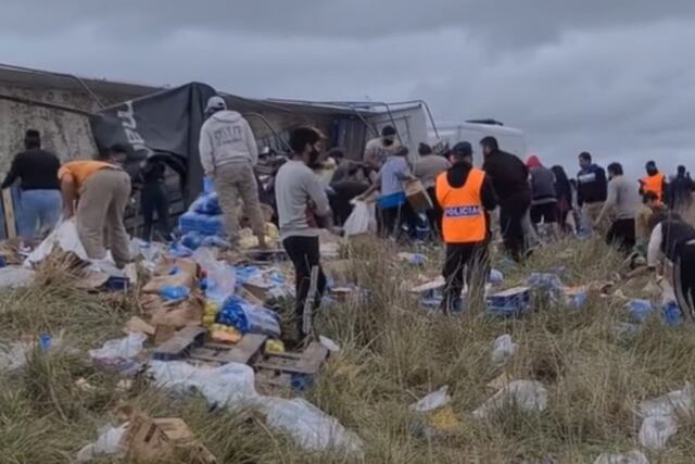Volcó un camión en Pringles y los vecinos lo saquearon
