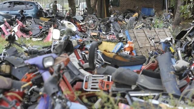 En la mira. Una gran cantidad de vehículos amontonados, en el Corralón municipal de la zona sudeste de Córdoba. (Antonio Carrizo / Archivo)