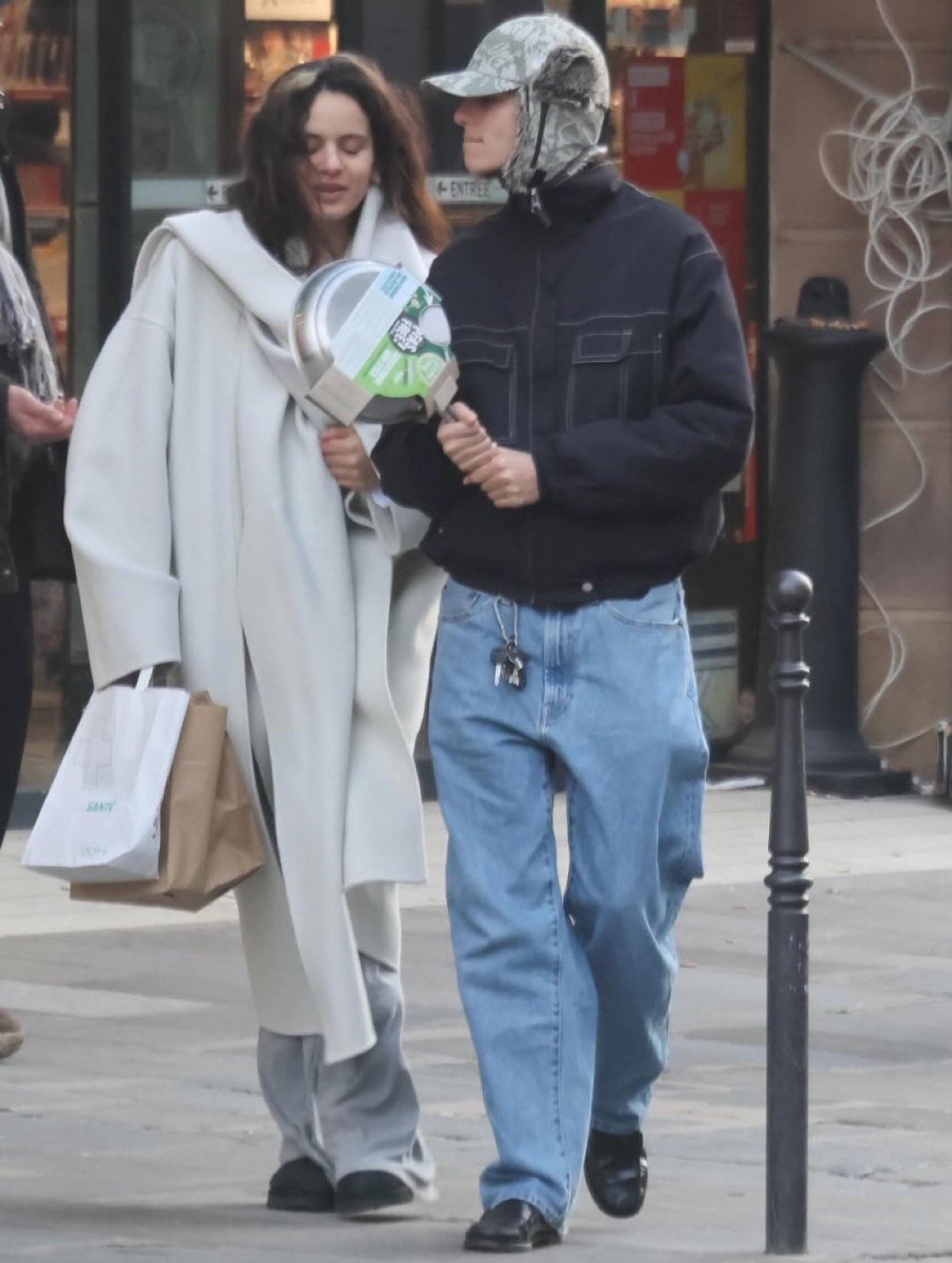 ¿Blanqueo en la Ciudad del Amor? Las fotos de Rosalía y Loli Bahia del brazo por París que confirman el romance