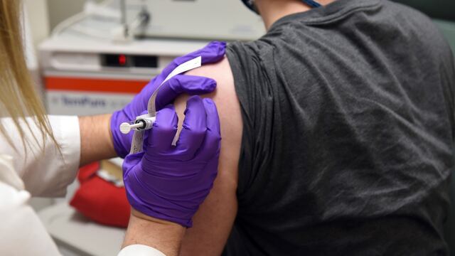 Europa comenzó hoy la campaña de vacunación contra el Covid-19 en ancianos y personal científico y sanitario.