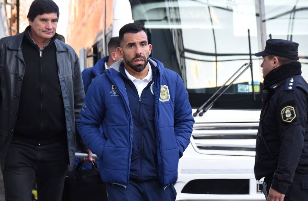 Carlos Tevez se abrazó con Leandro Somoza en su primer duelo como técnicos